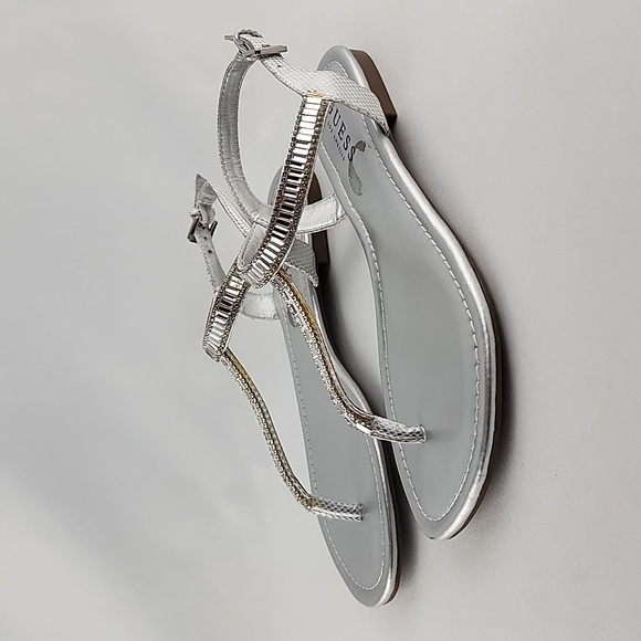 ⭐️3/ $30⭐️ GUESS Women's Flat Silver Bejeweled Rhinestones Thong Sandals Size 8M - Picture 2 of 15